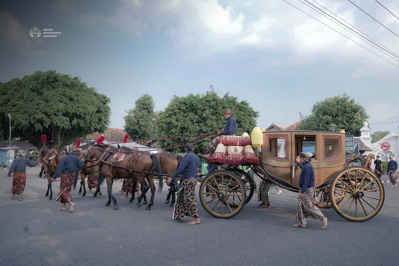 Image slider - Wujud Pelestarian dan Pemeliharaan, Keraton Lakukan Uji Kelayakan Kagungan Dalem Kereta Pusaka