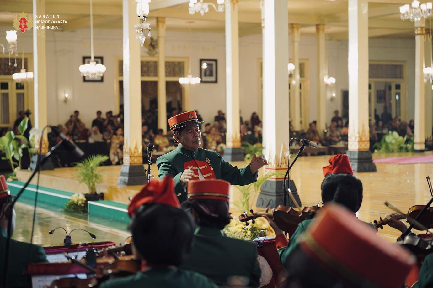 Image slider - Keraton Ajak Penonton Meditasi Bersama Lampah Jantra di Catur Sagotra 2025