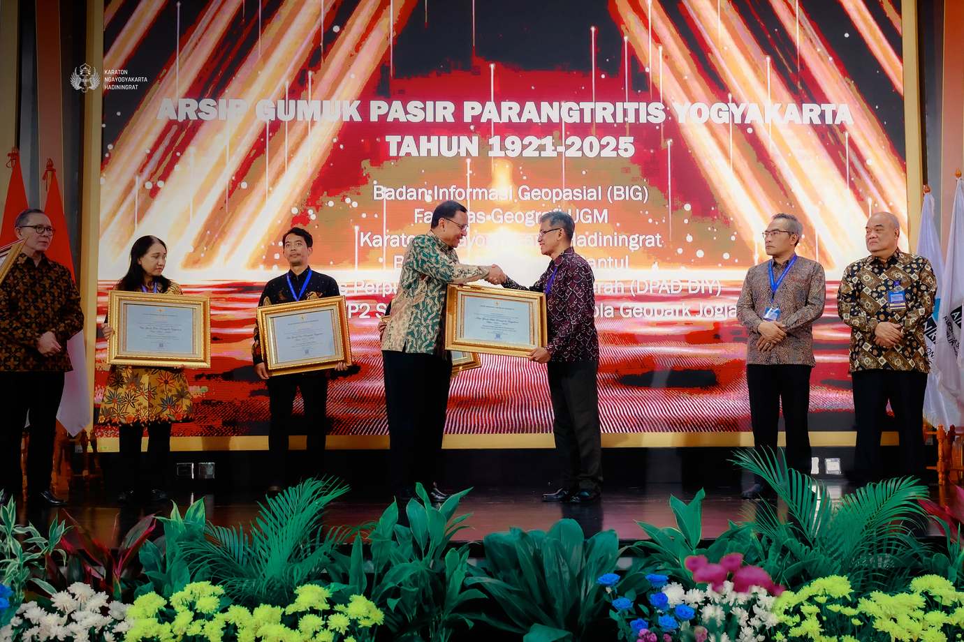 Image peristiwa - Arsip Gumuk Pasir Parangtritis Ditetapkan Sebagai Memori Kolektif Bangsa, Keraton Terima Penghargaan