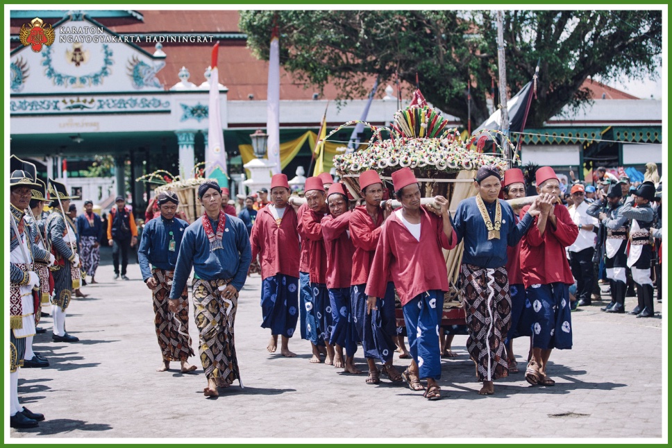 6 Gunungan Digotong Melalui Alun Alun