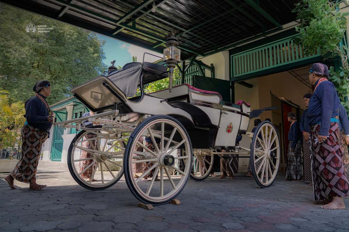 Image peristiwa - Kereta Kiai Jong Wiyat dan Beringin Kembar Dijamas dalam Prosesi Siraman Pusaka Tahun Be 1960/2026